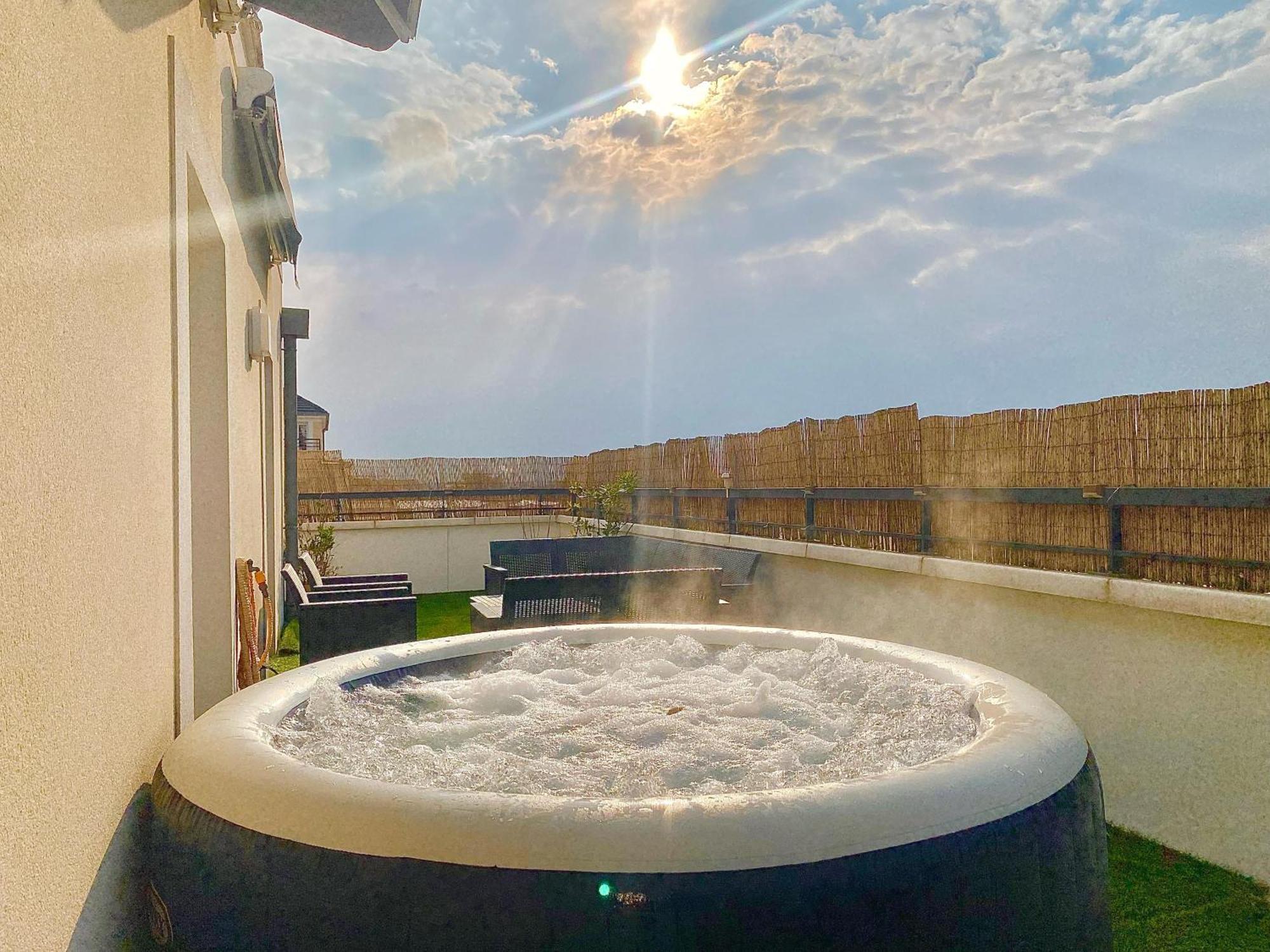 Apartamento Le Prestige Terrasse-Cocon Familial Cosy, Billard & Jacuzzi Avec Vue Sur Paris Le Blanc-Mesnil Exterior foto